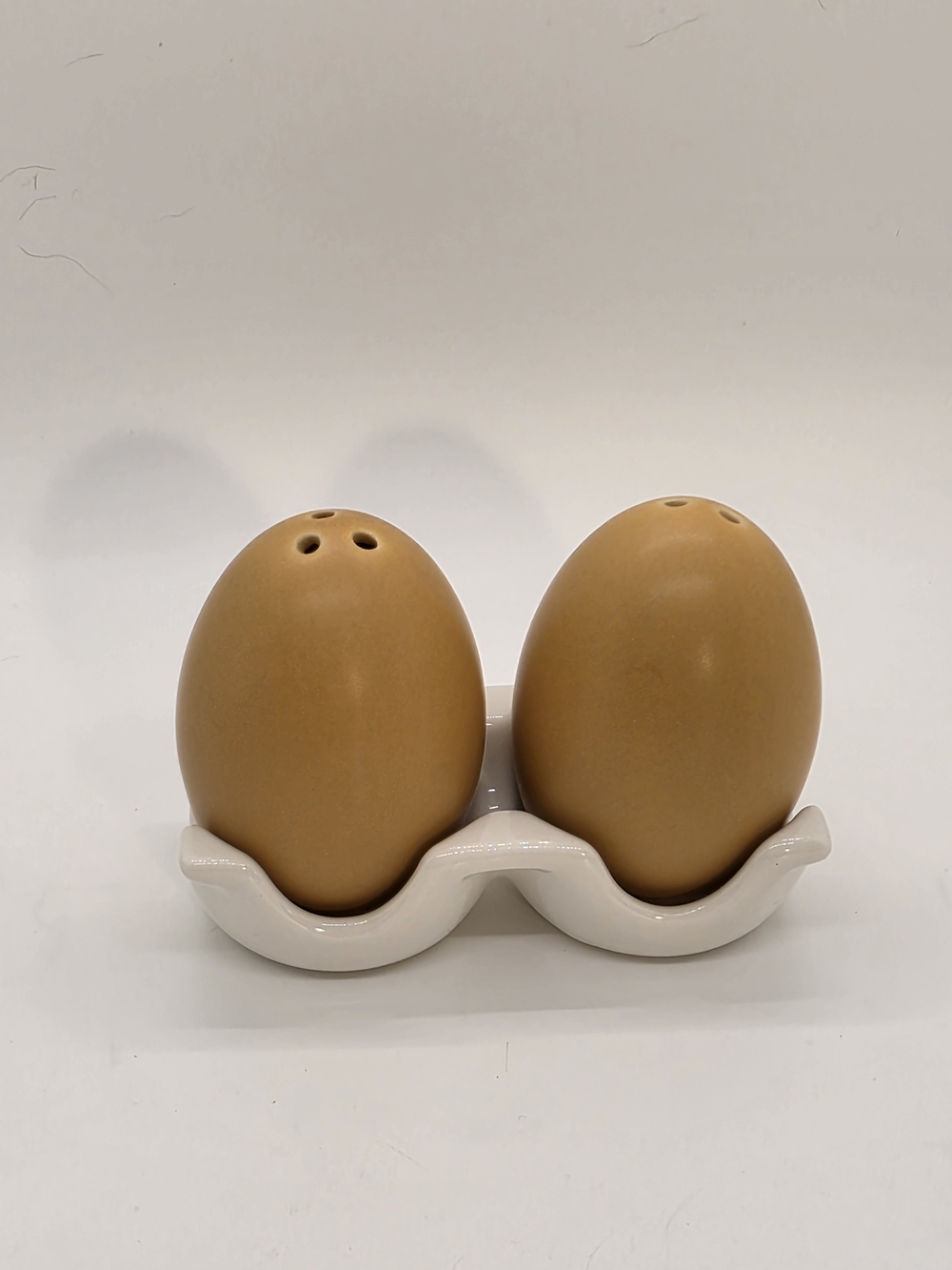 Salt and Pepper Shaker Set, Egg
Shaped Shakers w/ Carton Design
Holding Stand